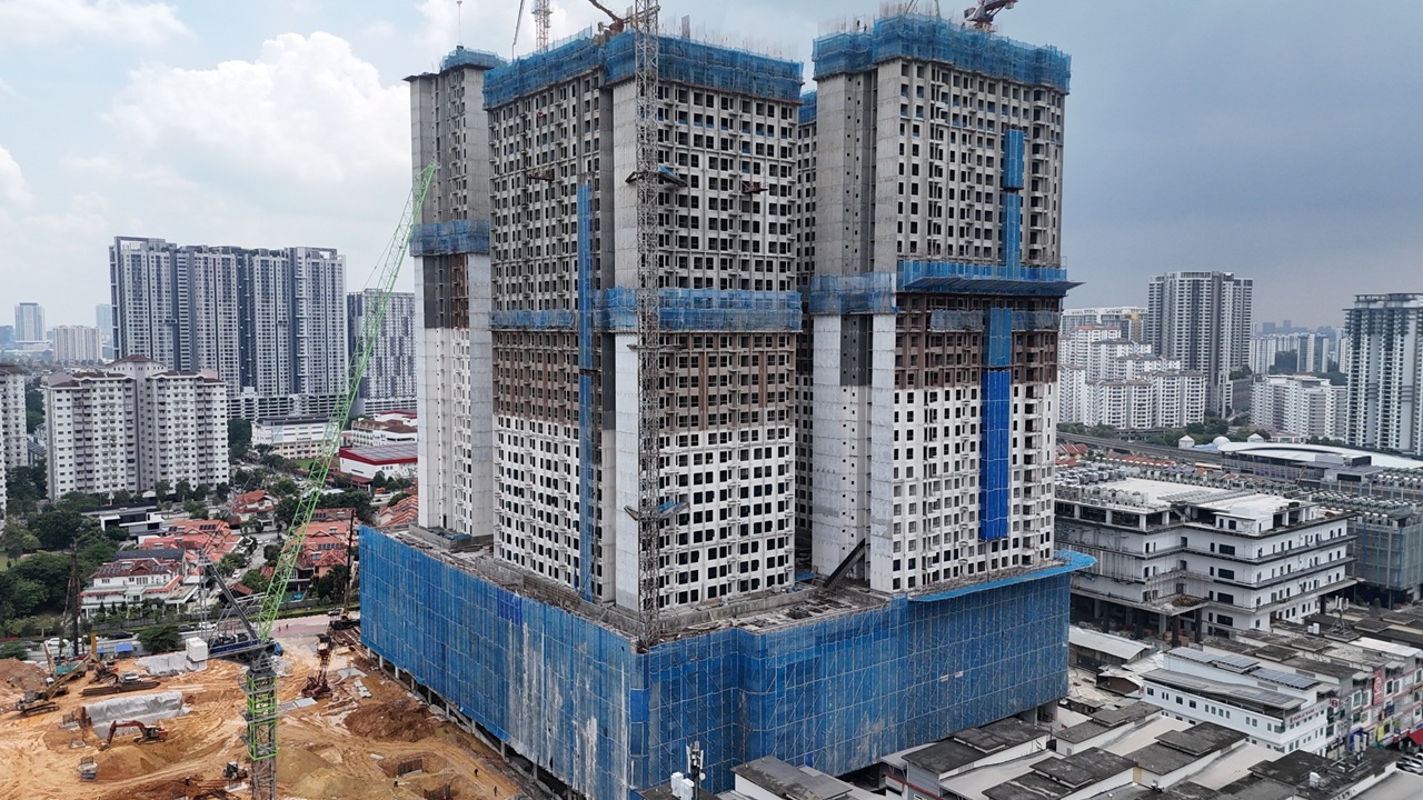 Superstructure Progress — Twin-tower structural frame rising with active crane lifts.