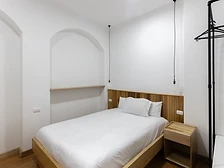 Cama y armario de madera