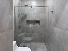 Baño con luz cálida
