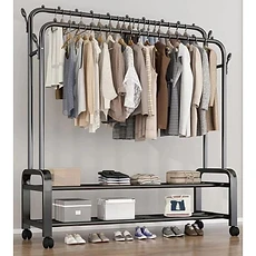 Penderie double barre métallique avec étagères de rangement (parfois appelée dressing mobile ou portant à vêtements double pôle).