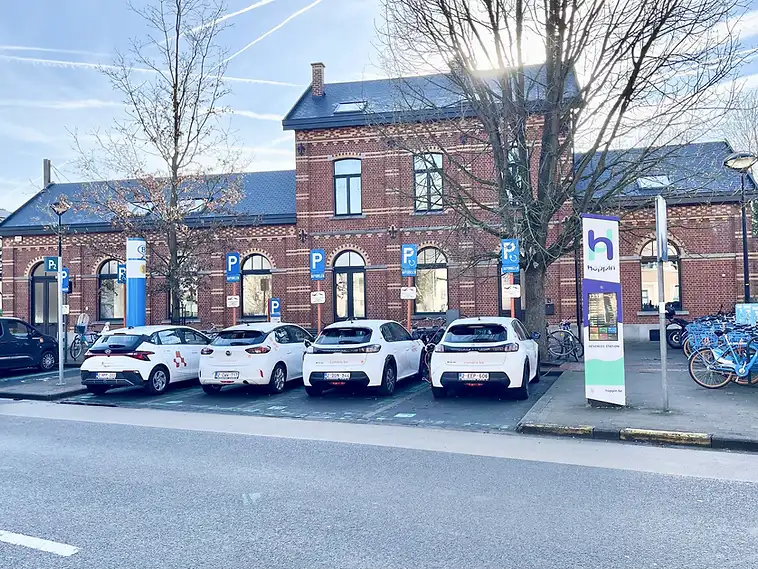 Laadstation voor deelwagens en Hoppin-punt aan het station van Heverlee, herkenningspunt voor een EPC-keuring in Heverlee