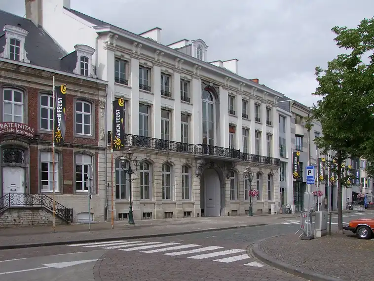 Grote Markt van Tienen met klassiek wit gebouw en feestvlaggen, herkenningspunt voor een EPC-keuring in Tienen