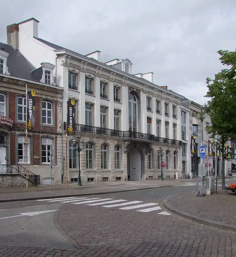 Grote Markt van Tienen met klassiek wit gebouw en feestvlaggen, herkenningspunt voor een EPC-keuring in Tienen
