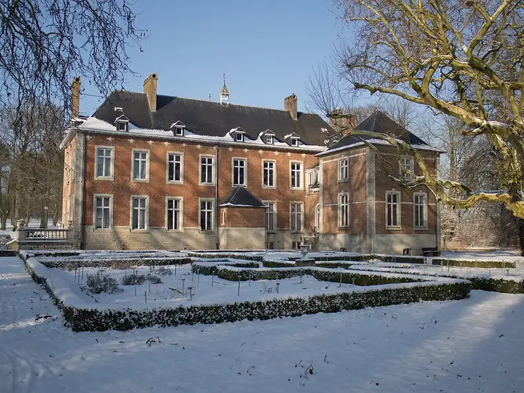 Bakstenen kasteel met besneeuwde tuin in Boutersem, herkenningspunt voor een EPC-keuring in Boutersem