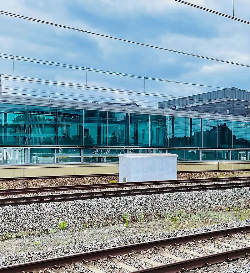 Treinstation van Herent met glazen perronoverkapping en sporen, herkenningspunt voor een EPC-keuring in Herent