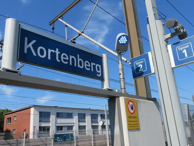 Stationsnaambord van het treinstation van Kortenberg met sporborden en perron, herkenningspunt voor een EPC-keuring in Kortenberg