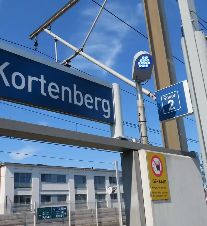 Stationsnaambord van het treinstation van Kortenberg met sporborden en perron, herkenningspunt voor een EPC-keuring in Kortenberg