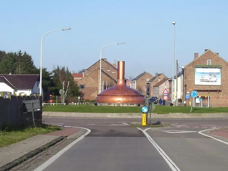 Koperen brouwketel op de rotonde van Altenaken in Hoegaarden, herkenningspunt voor een EPC-keuring in Hoegaarden