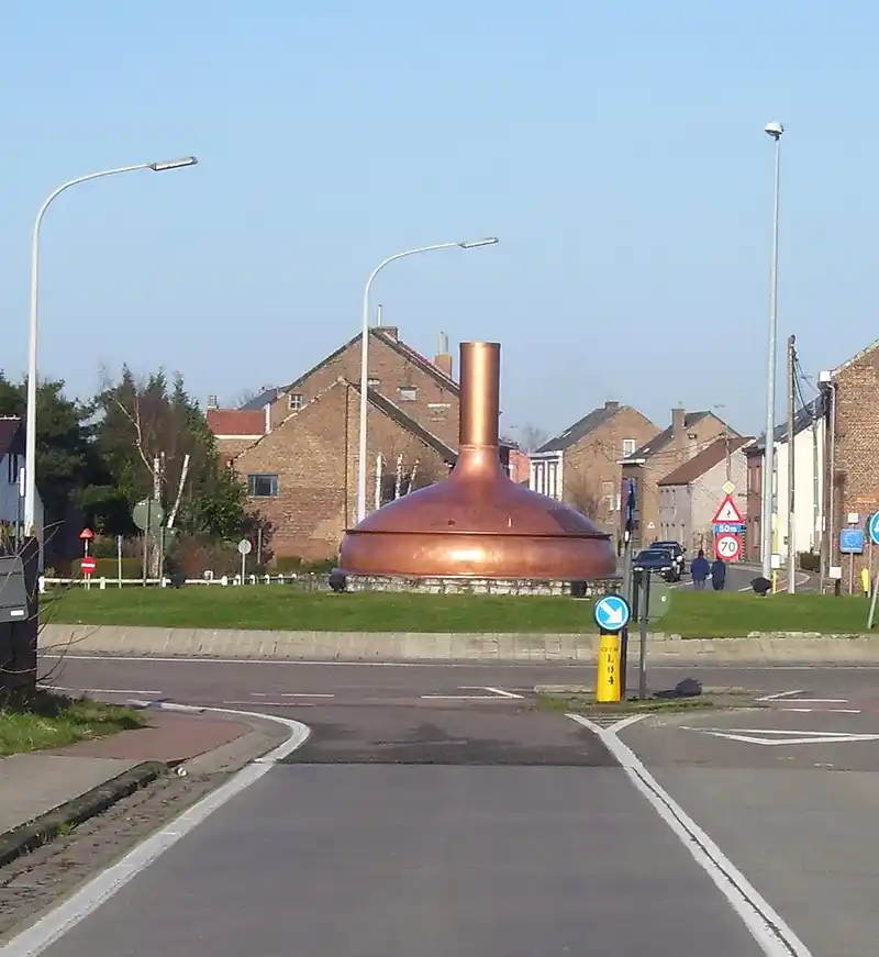 Koperen brouwketel op de rotonde van Altenaken in Hoegaarden, herkenningspunt voor een EPC-keuring in Hoegaarden