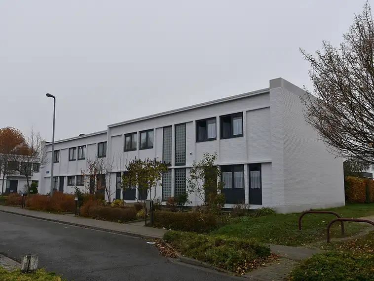 Woonstraat met witte rijhuizen in een rustige buurt in Kessel-Lo, herkenningspunt voor een EPC-keuring in Kessel-Lo