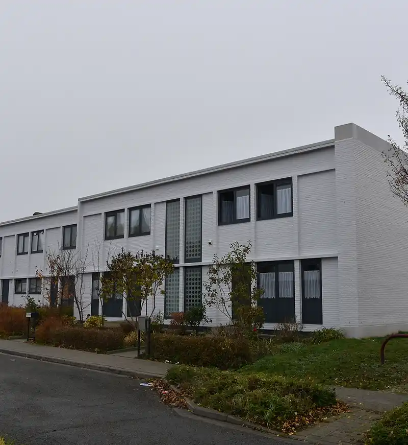 Woonstraat met witte rijhuizen in een rustige buurt in Kessel-Lo, herkenningspunt voor een EPC-keuring in Kessel-Lo