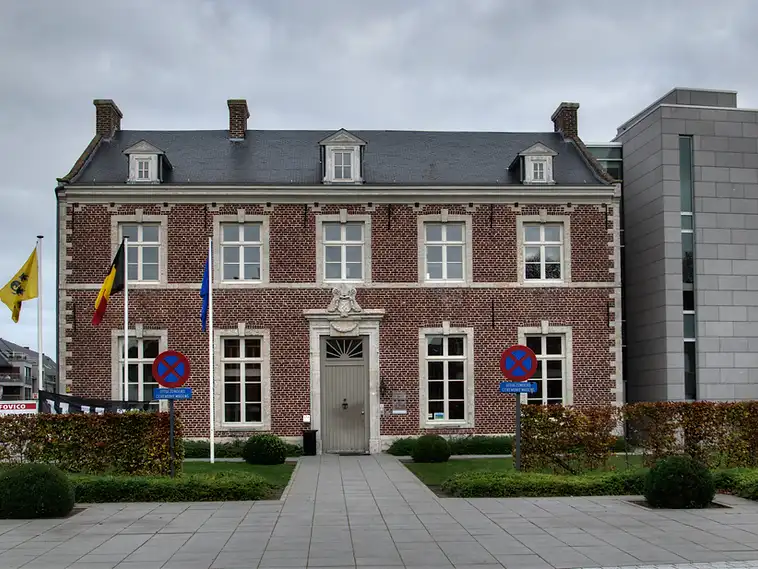 Gemeentehuis van Tremelo, een historisch bakstenen gebouw met moderne uitbreiding, herkenningspunt voor een EPC-keuring in Tremelo