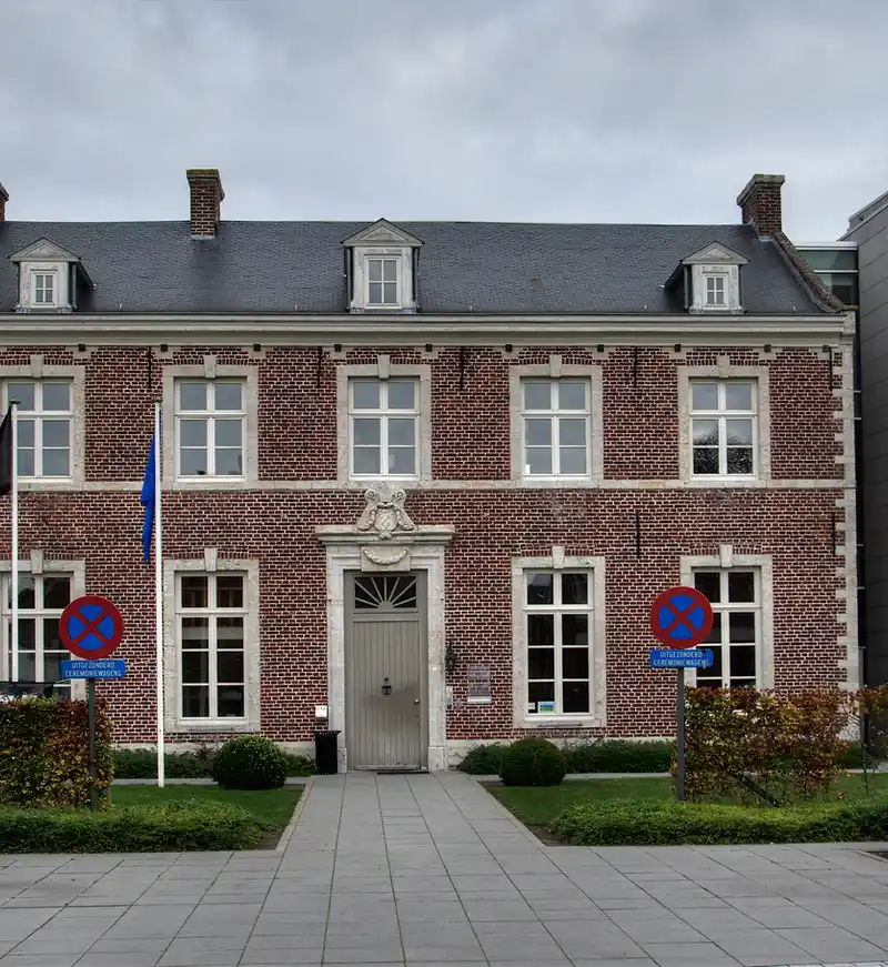 Gemeentehuis van Tremelo, een historisch bakstenen gebouw met moderne uitbreiding, herkenningspunt voor een EPC-keuring in Tremelo