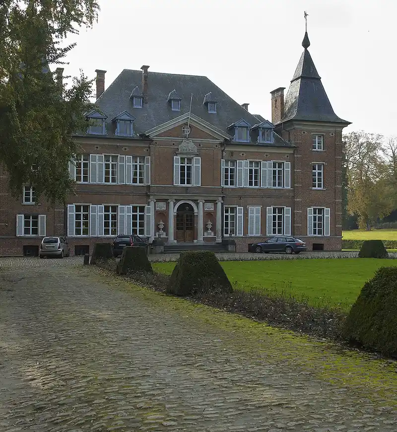 Kasteel van Huldenberg, een historisch bakstenen kasteel met voortuin en oprijlaan, herkenningspunt voor een EPC-keuring in Huldenberg