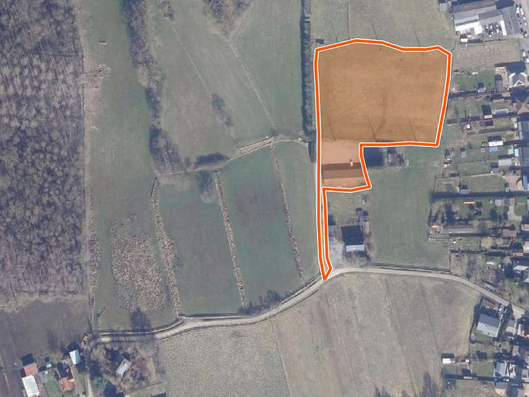 Vue aérienne avec le terrain utilisable indiqué en orange