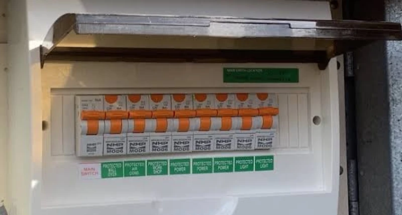 Overhead electrical service connection to a Sydney home