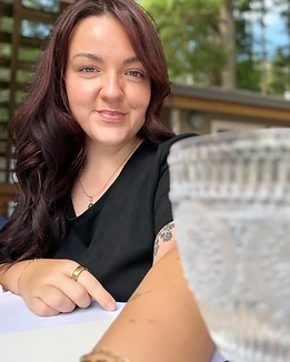 Hannah DeVries, live watercolour portrait artist