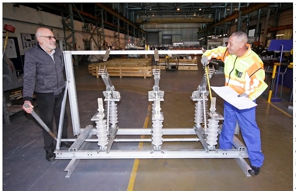 Vertical break isolator for heavy industry applications