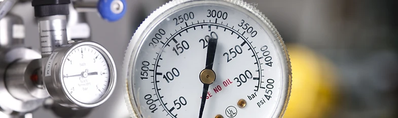 Hydraulic deadweight tester for calibrating pressure measuring instruments