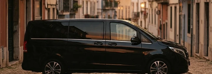 Carrinha executiva em Lisboa ao pôr do sol