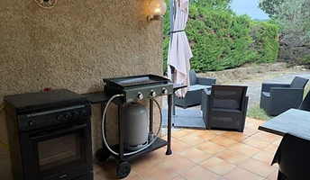 Coin barbecue avec plancha à gaz et four, enseigne conviviale