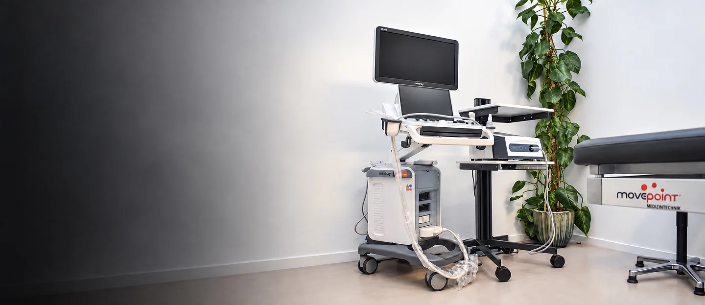 Echografie-apparatuur in de behandelruimte van FITPRO in Laren