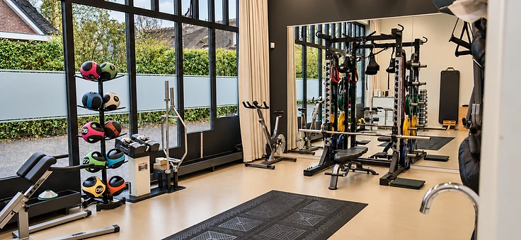 Overzicht van de trainingsruimte bij FITPRO