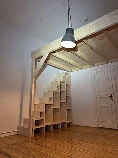 Hochbett mit Regaltreppe in einem Berliner Altbau, Dielenboden und Flügeltür