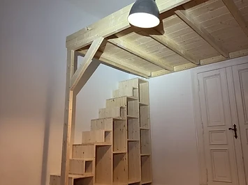 Hochbett mit Regaltreppe in einem Berliner Altbau, Dielenboden und Flügeltür