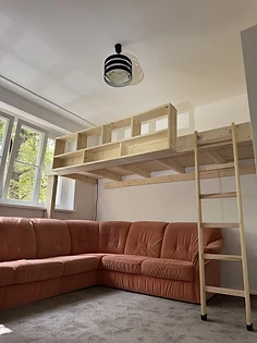 Hochbett mit Stauraum-Geländer über einer Sitzecke, Leiter aus Fichte