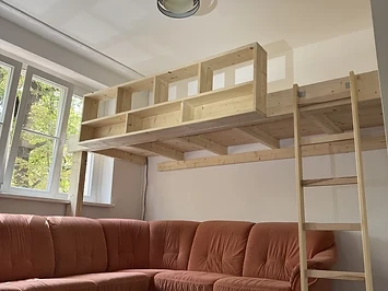 Hochbett mit Stauraum-Geländer über einer Sitzecke, Leiter aus Fichte