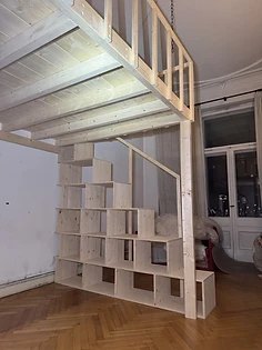 Regaltreppe aus Fichte mit Liegeebene darüber, Altbauzimmer mit Stuck und Parkett