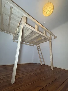 Hochebene aus massiver Fichte mit Leiter, Blick von unten