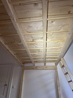 Hochebene dicht unter der Decke mit integriertem Lattenrost aus Rundstäben