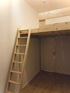 Hochbett über der Zimmertür gebaut, mit Stufenleiter