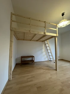 Hochbett in einem Berliner Zimmer, freie Fläche unter der Liegeebene