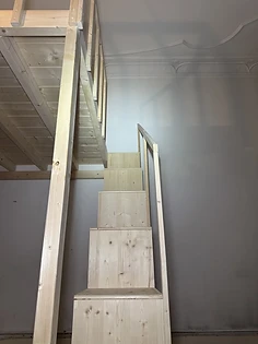 Breite Stufen der Regaltreppe mit Handlauf, Aufstieg zur Liegeebene