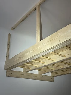 Eckdetail der Hochebene mit Tragbalken, Geländerstütze und Lattenrost