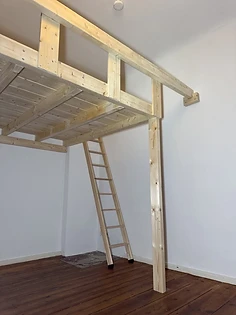 Hochebene mit tragenden Stützen und Leiter, Seitenansicht
