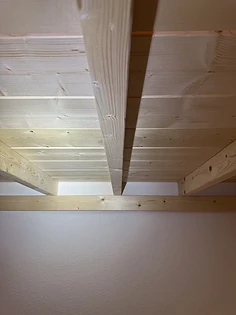 Liegefläche von unten, Bretter und Querbalken aus massiver Fichte