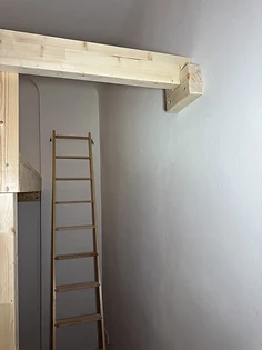 Tragbalken mit Wandhalterung und zweite Leiter
