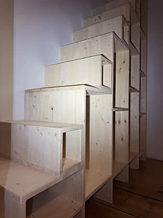 Stufen und Regalfächer der Regaltreppe aus massiver Fichte, Detailaufnahme