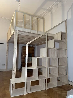 Hochbett mit Regaltreppe in einem Berliner Altbau, Treppe und Regal in einem