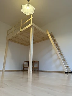 Hochbett aus massiver Fichte mit Latten-Geländer und Leiter, Gesamtansicht