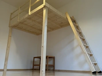 Hochbett aus massiver Fichte mit Latten-Geländer und Leiter, Gesamtansicht