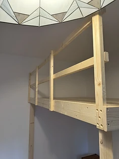 Latten-Geländer aus Fichte mit sichtbarer Verschraubung, Detailaufnahme