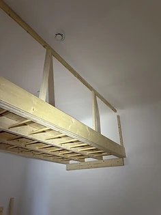 Liegeebene von unten mit Geländer, hoch unter der Decke montiert