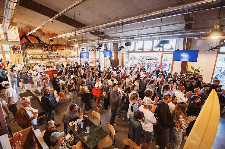 Foule lors d'un concert au Shapers Club House, Marennes