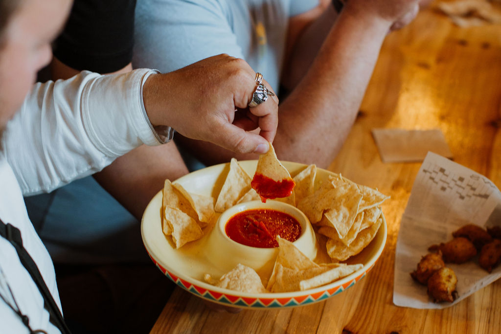 Tortilla chips et salsa maison au Shapers Club House