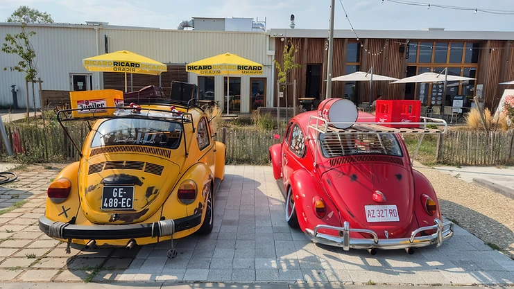 Cox Volkswagen jaune et rouge devant le Shapers Club House pour la Wagen Party